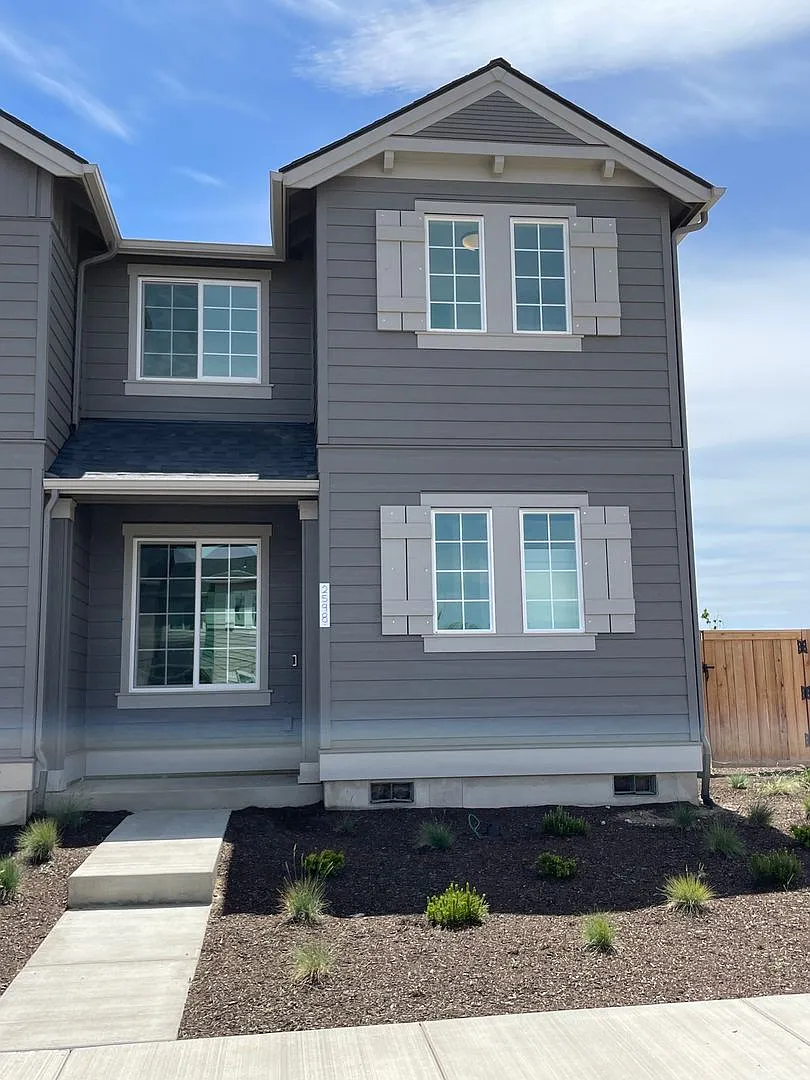 3 Bedroom / 2.5 Bathroom Townhome in NW Redmond — Photo 1