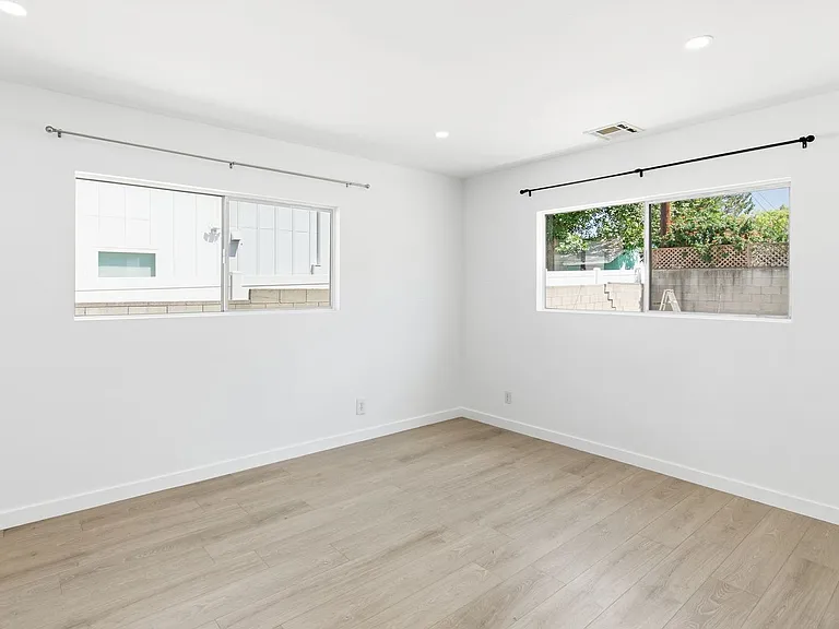 17418 Califa St — Photo 15