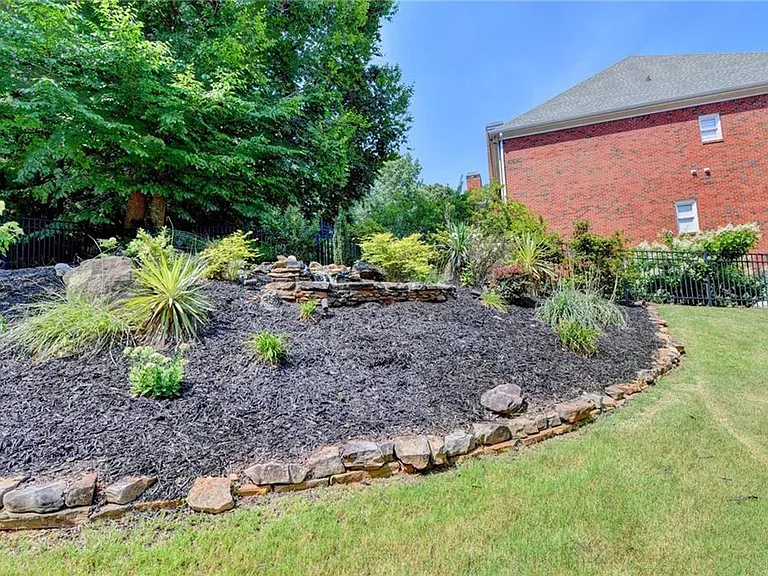 8910 Pinehurst Cv — Photo 101
