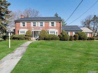 39 Whistler Rd, Manhasset, NY 11030