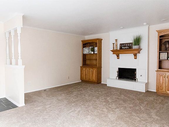 5th image of 2114 Camelot Dr