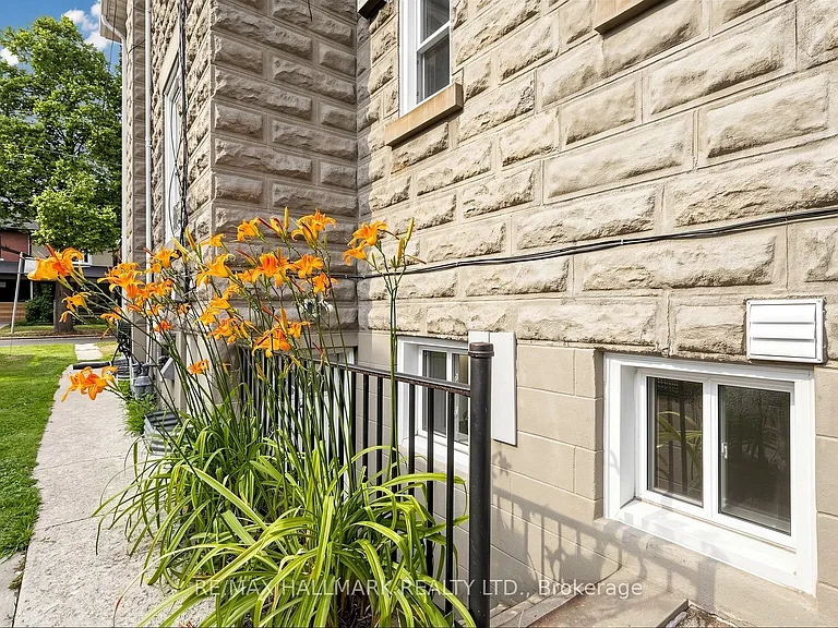 57 Humberside Ave #LOWER LEVEL — Photo 18