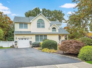 22 Long House Way, Commack, NY 11725