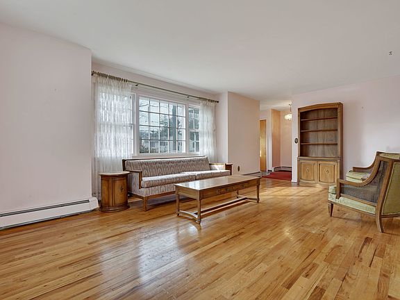 2nd image of 424 Emma Dr