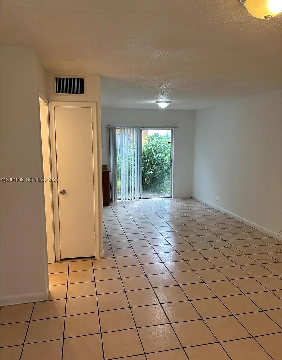 Royal Oaks Townhouse 2 Co — Photo 4