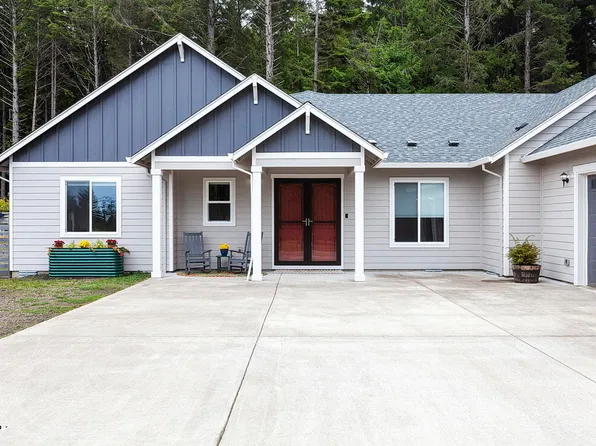 805 SW Wakeetum St, Waldport, OR 97394