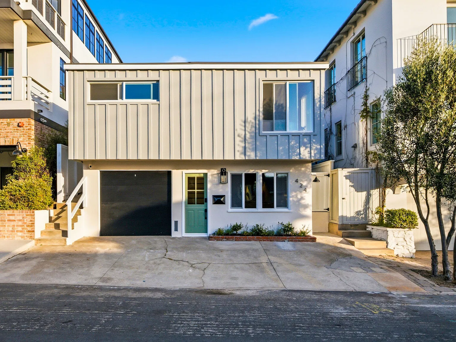 2 bed, 870 sqft, $7,950 — Photo 2