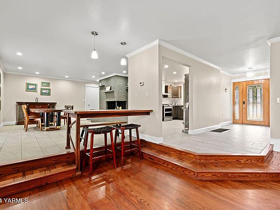 Living Room>