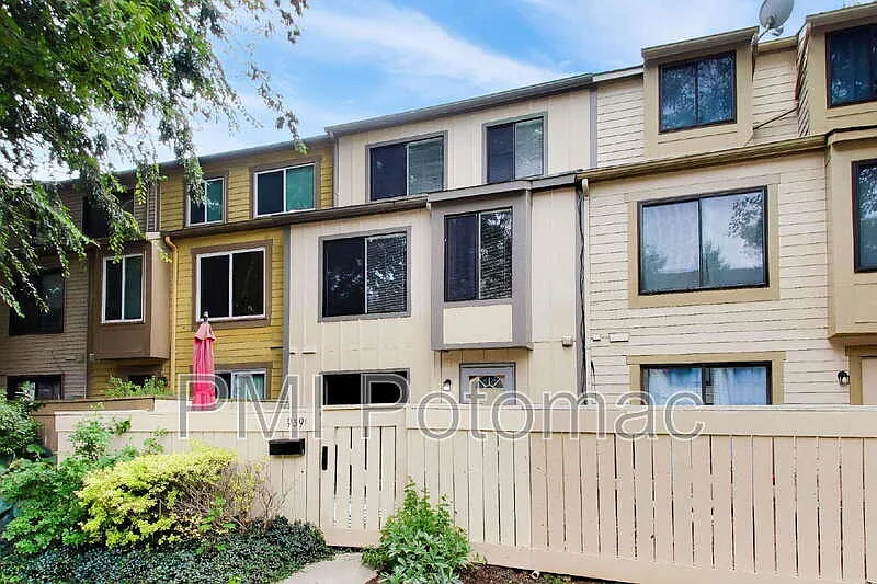 4 bed, 2.5 bath, 1140 sqft, $2,650 — Photo 2