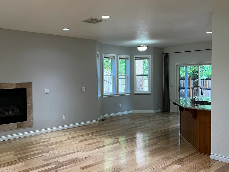 3377 Croisan Creek Rd S — Photo 7