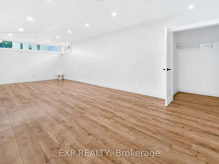 39 Treadgold Cres — Photo 13