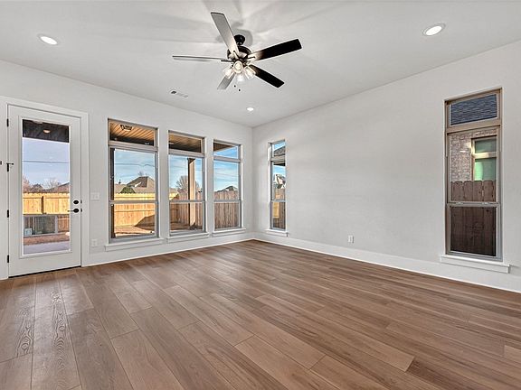 5th image of 1411 W Brooks Pl