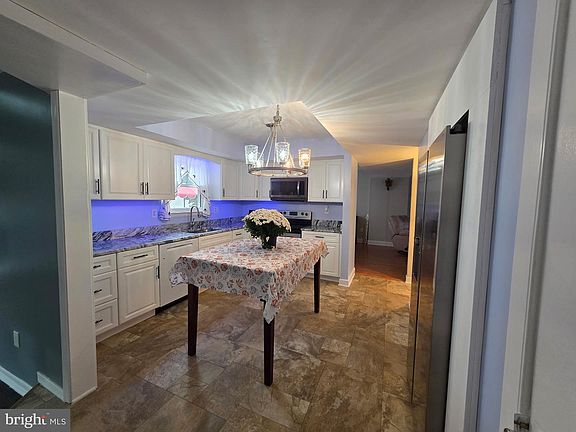 3rd image of 17 Ruhl Dr