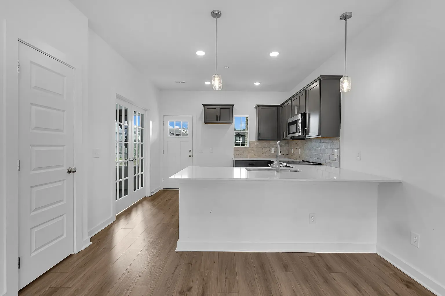 2 bed, 1350 sqft, $1,900 — Photo 3
