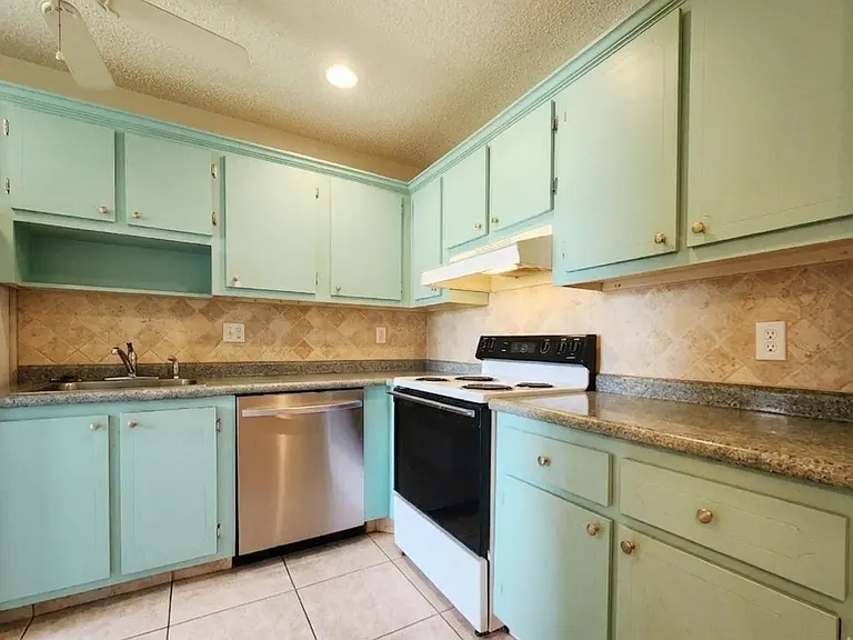 1560 NW 18th Ave #104 — Photo 6