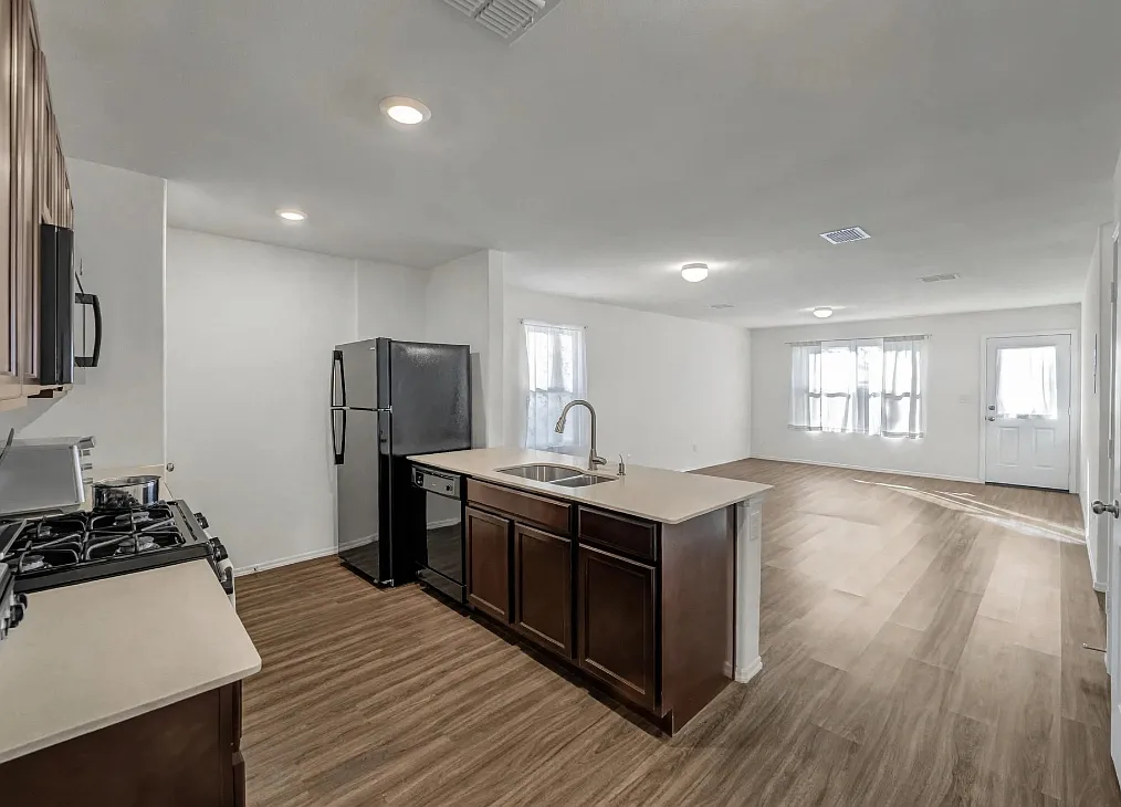 3 bed, 1590 sqft, $2,000 — Photo 4
