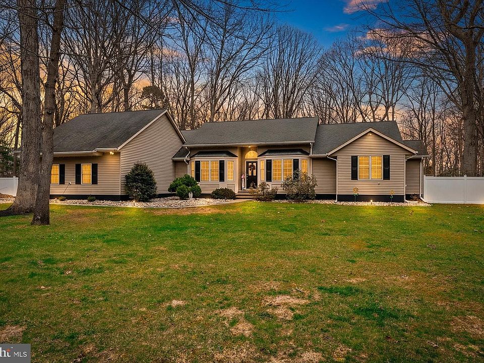1st image of 5 Pin Oak Dr