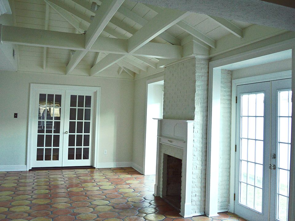 Living room, vaulted ceiling