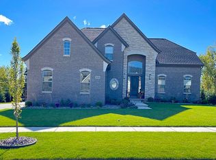 634 Robinson Dr, Rochester Hills, MI 48307