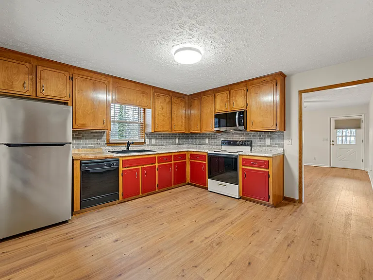 131 McWhirter Pl — Photo 3