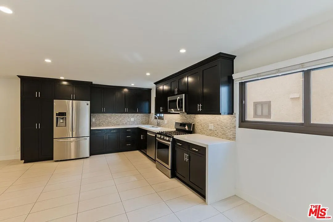 3 bed, 3.0 bath, 1819 sqft, $3,975 — Photo 4