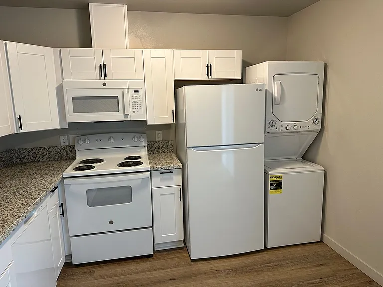 555 N. River Rd. — Photo 9