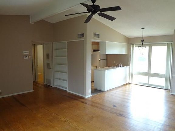 4th image of 1304 Mariposa Dr APT 221