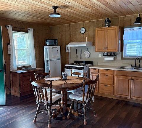 4th image of 123 Rock Ridge Rd