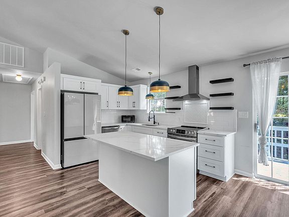 4th image of 431 Maplewood Cir