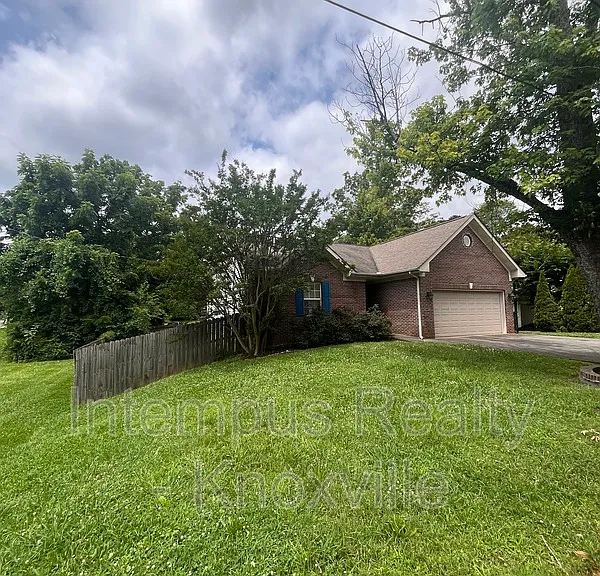 1333 Willmann Ln — Photo 2