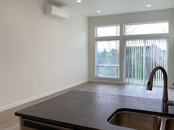 4th image of 1162 E Grover St #1