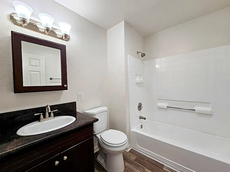 Newport Gardens Apartments — Photo 19