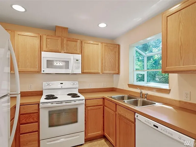 4543 S 248th Pl — Photo 2