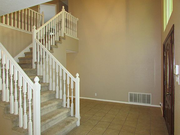5th image of 9108 Surrey Rd NE