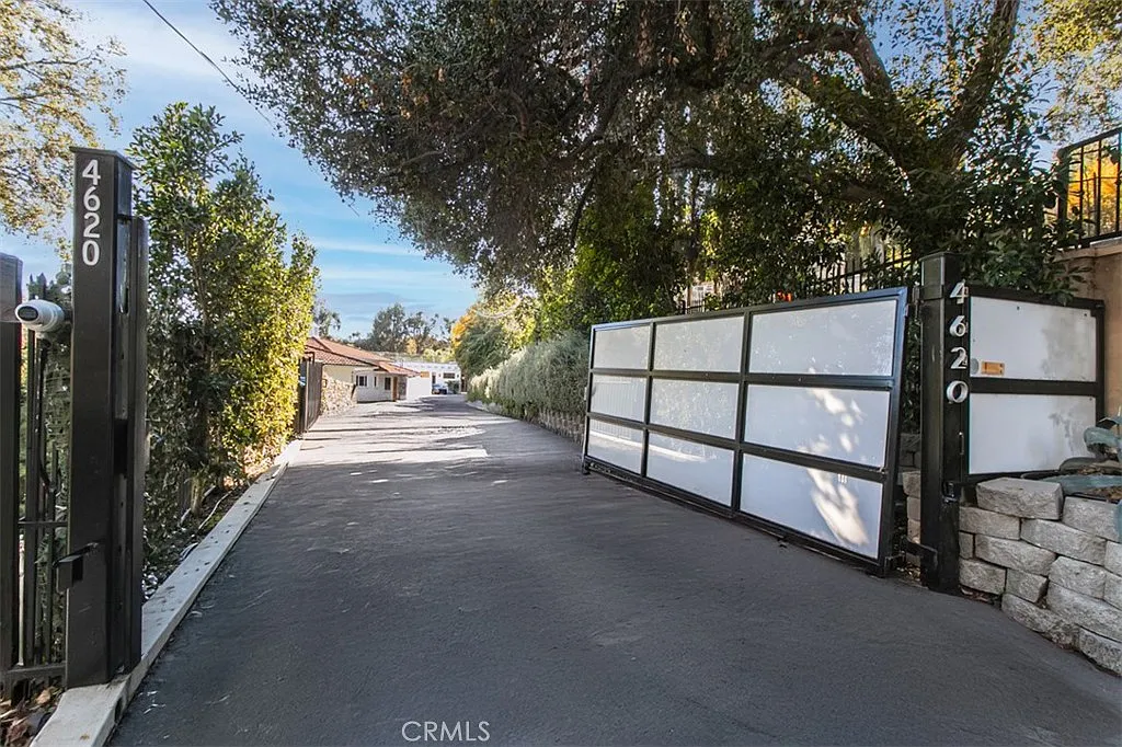 4 bed, 4.5 bath, 2800 sqft, $12,900 — Photo 2
