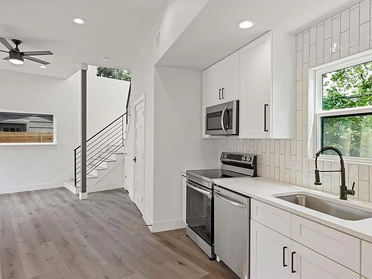 8507 Hathaway Dr #B — Photo 32