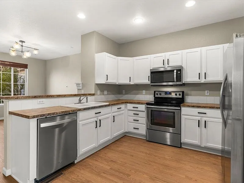 3 bed, 3.5 bath, 2141 sqft, $3,195 — Photo 4