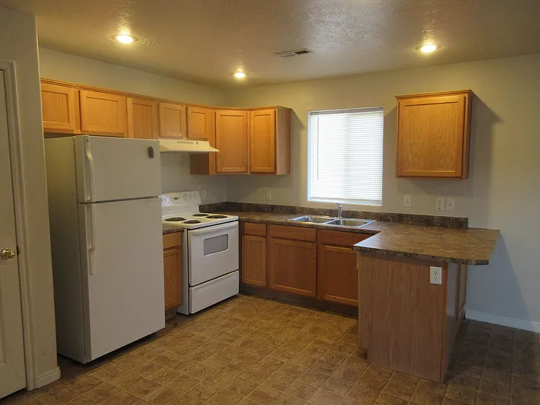 534 W 1950 N — Photo 2