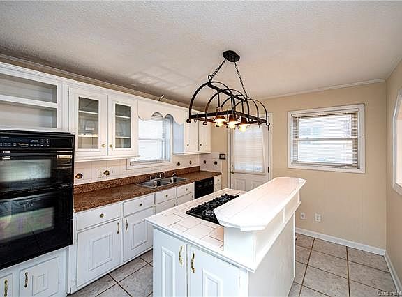4th image of 401 Meadowview Dr