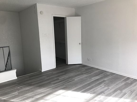 Bedroom upstair with walkin-closet