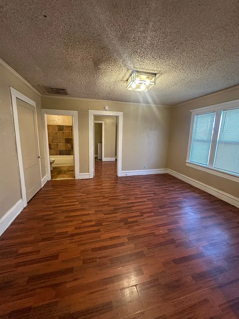 3602 S Polk- Triplex — Photo 4
