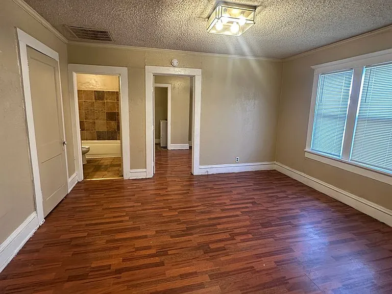 3602 S Polk- Triplex — Photo 4