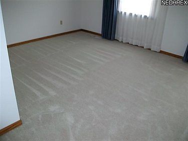 5th image of 925 Essex Ln