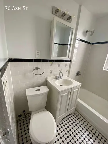 70 Ash St Photo 1