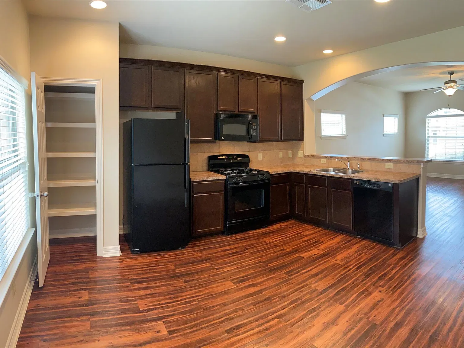 2 bed, 1.0 bath, 1010 sqft, $1,400 — Photo 3