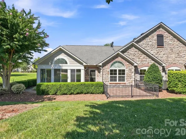 821 Ledgestone Ct, Tega Cay, SC 29708