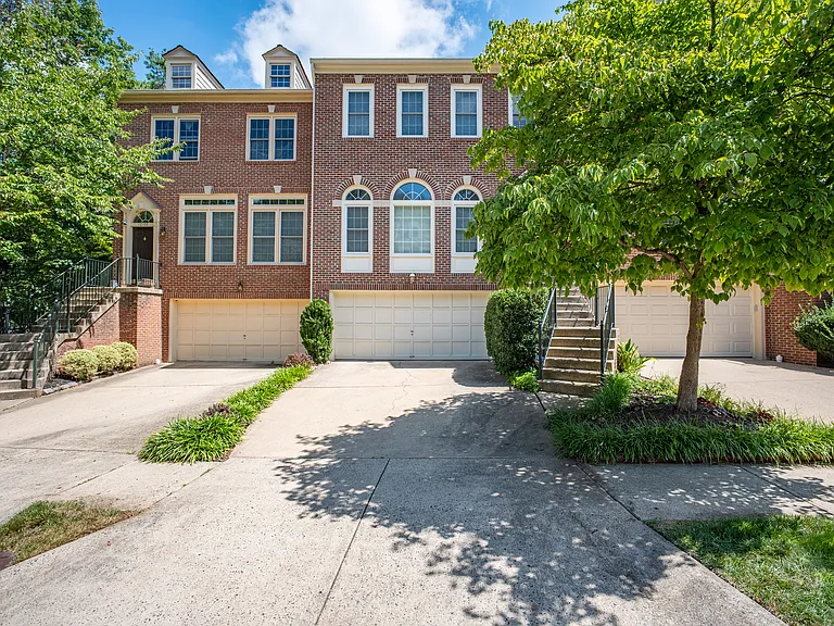 10186 Castlewood Ln — Photo 2