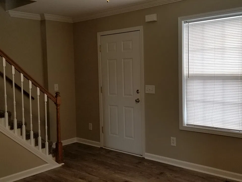 LIVING ROOM MAIN ENTRANCE