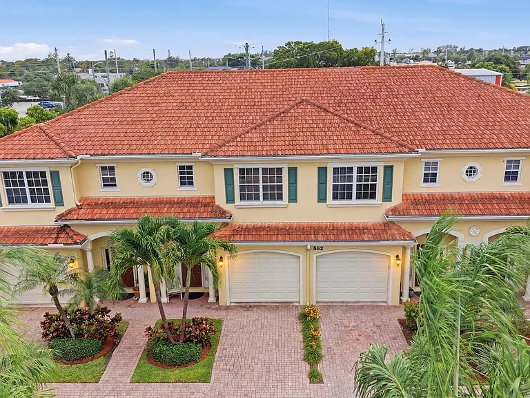 556 Marbella Cir — Photo 2