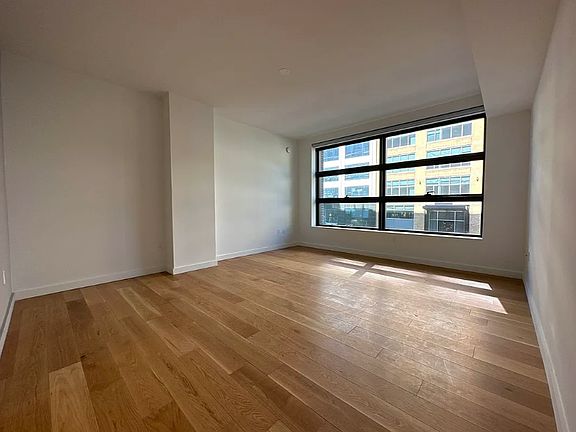 4th image of 547 W 47th St Room 319